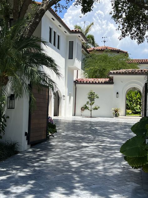 Spanish White House, Mediterranean Homes Exterior One Story, Mediterranean Home Exterior, Modern Spanish House Exterior, Spanish Modern Homes, Californian House, Spanish Villa Home, Spanish House Exterior, Spanish Ranch