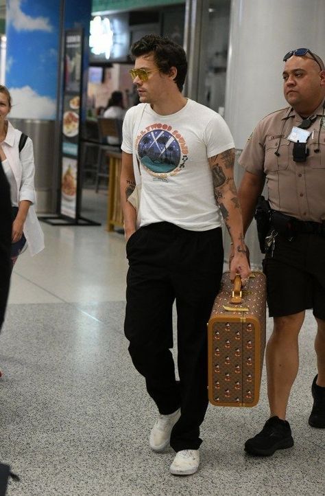 Harry Styles Airport, Harry Outfits, Harry Styles Outfit, Look Retro, Harry Styles Pictures, Harry Styles Photos, Mr Style, Fleetwood Mac, Harry Edward Styles