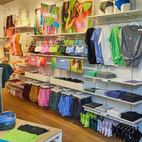 This store interior from Aerie shows a wall of the store which utilizes shelving and hangers along with mannequin forms, signs describing the products, and large lifestyle photos. Items are also grouped similarly by color. Source: https://www.ae.com/aerie-real-life/2019/04/16/new-aerie-stores/ Aerie Aesthetic, Lilly Core, Aerie Store, Bloxburg Town, Visual Merchandising Displays, Aesthetic Stores, Aerie Real, Lifestyle Photos, Merchandising Displays