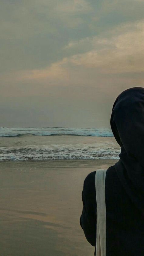 Islamik Profile Picture, Hijabi Aesthetic Faceless, Korea Aesthetic, Fesyen Islam, Muslimah Photography, Jeans Highwaist, Ootd Poses, Beach Instagram Pictures, Beautiful Eyes Pics