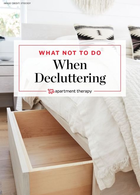 Pro Organizer Tips: What NOT To Do When Decluttering Your Home | Instead of giving us additional organizing and decluttering tips and strategies, Nicole though it would most helpful to tell us what NOT to do when trying to harness chaos in our homes. Diy Clothes Organizer, Organizer Tips, Decluttering Home, Professional Organizing Tips, Pro Organizer, Home Decluttering, Closet Planning, Casa Clean, Clutter Control