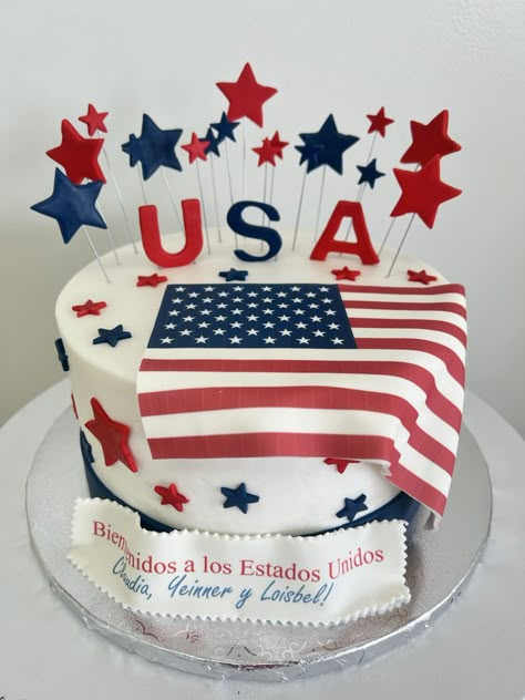 Usa Theme Cake, American Flag Birthday Cake, Usa Birthday Cake, Usa Cake Ideas, Welcome To America Party, Flag Cakes American, American Birthday Cake, Patriotic Cakes, Flag Cake Recipe