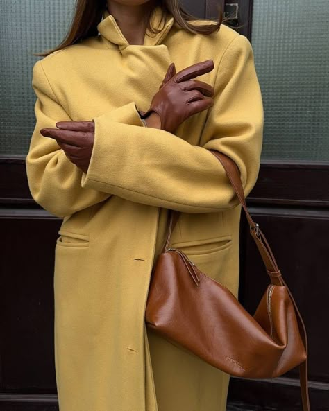 Yellow Coat Aesthetic, Brown Color Combo, Fur Coat Outfits, Minimalism Clothes, Extreme Fashion, Chic Scarves, Smart Outfit, Colour Combos, Muslimah Fashion Outfits