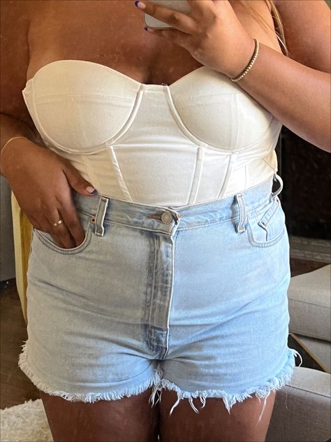 white corset top jean shorts summer ootd Jean Shorts And Corset Top, White Corset Top, Top Jean, Summer Ootd, White Corset, Ootd Summer, Shorts Summer, Jean Top, Corset Top