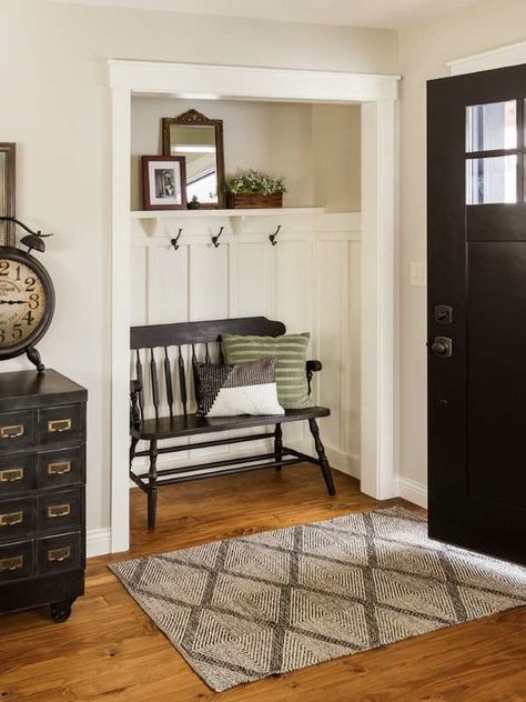 Front Door Alcove (Photo: Fluidesign Studio) Foyer Alcove Ideas, Entryway Alcove Ideas, Mudroom Alcove, Alcove Closet, Closet Alcove, Foyer Inspiration, Converted Closet, Entryway Bench Decor, Farmhouse Entry