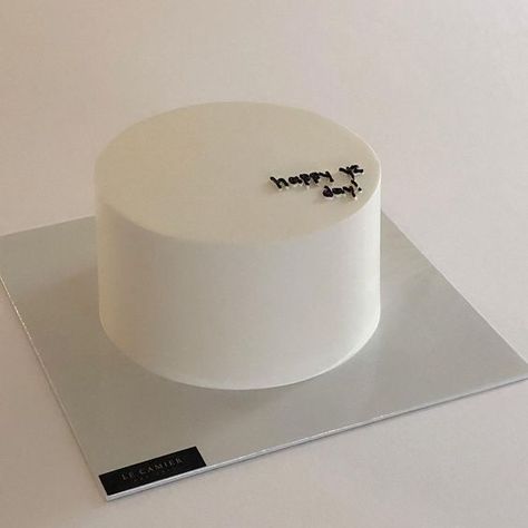 Minimalist Cake For Boyfriend, White Cake Design For Men, Simple Cake Designs Birthday For Men, Minimalist Bday Cake Men, Minimalist Cake Birthday Simple, Mini Cakes Ideas Birthday Men, Minimalist Cake For Men, Simple Cake For Men, Birthday Cake Aesthetic Simple