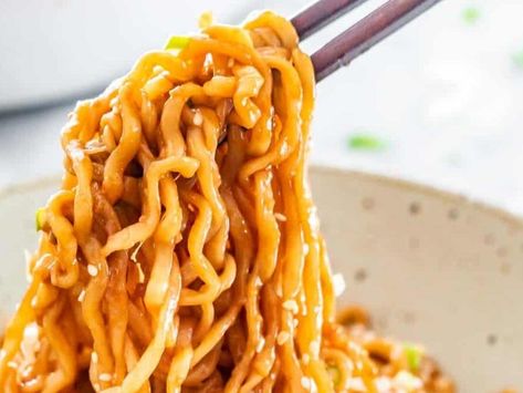 These Thai Peanut Sesame Noodles Will Satisfy Your Take-Out Cravings - NewsBreak Sesame Oil Noodles, Cheese Enchilada Casserole, Noodles Korean, Soy Sauce Noodles, Oil Noodles, Creamed Beef, Fast Snack, Jo Cooks, Baked Peach