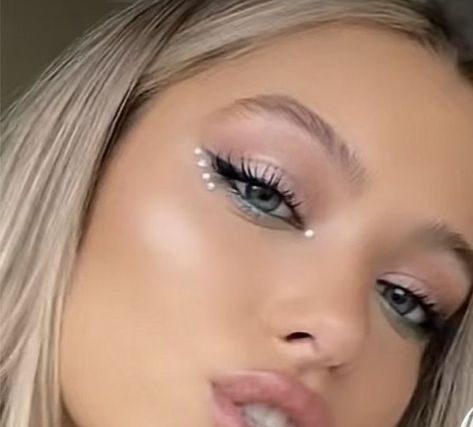 Simple Rave Makeup Looks, Simple Angel Makeup Halloween, Gems In Makeup, Simple Rinestine Makeup, Angel Makeup With Gems, Eye Jewels Makeup, Makeup Rhinestones Simple, Hoco Makeup With Gems, Makeup With Rhinestones Simple