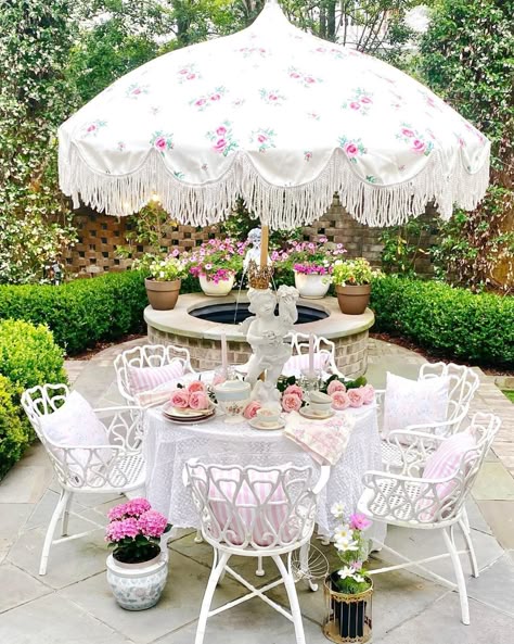 Pink Garden Furniture, Shabby Chic Backyard, Pink Backyard, Shabby Chic Veranda, Pretty Backyard, Vintage Backyard, Shabby Chic Patio, Muebles Shabby Chic, Candy Creations