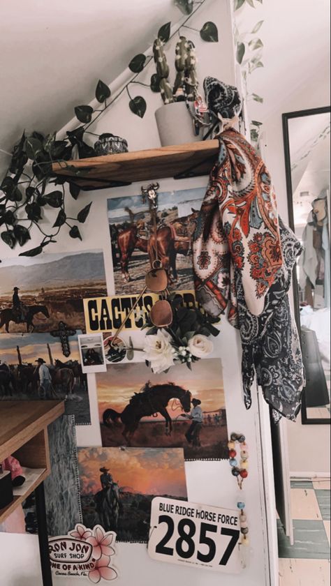 Rustic Country Room Ideas Bedrooms, Aesthetic Western Room Ideas, Barrel Racer Bedroom Ideas, Western Country Bedroom Ideas, Vintage Americana Bedroom Aesthetic, Western Horse Room Ideas, Morgan Wallen Room Ideas, Country Decor For Bedroom, Western Themed Room Ideas