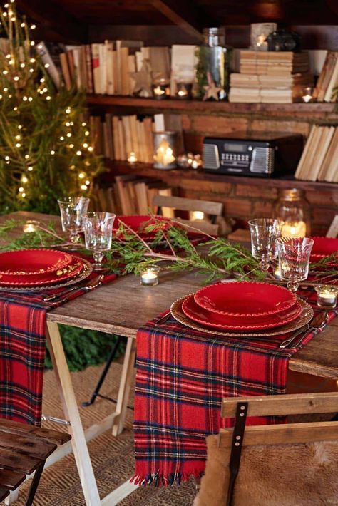 Christmas Dining Room Decor, Christmas Dining Room, Cabin Christmas, Tartan Christmas, Christmas Tablescape, Holiday Sparkle, Merry Christmas To All, Christmas Tablescapes, Christmas Dining