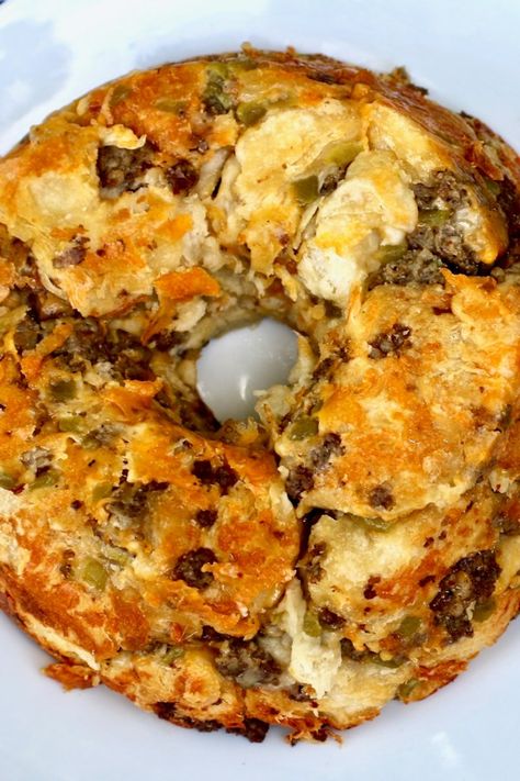 Pull-Apart Sausage Bread | "This pull-apart bread is a savory breakfast or brunch bread recipe that is a delicious alternative to traditional sweet breakfast or brunch breads." #breakfastrecipes #brunchrecipes #breakfastideas #brunchideas #eggrecipes #breakfasteggs #howtomakeeggs Sausage Bread Recipe, Easy Sausage Gravy, Sausage Gravy And Biscuits, Breakfast Sausage Links, Turkey Breakfast Sausage, Sausage Bread, Turkey Breakfast, Brunch Bread, Breakfast Sausage