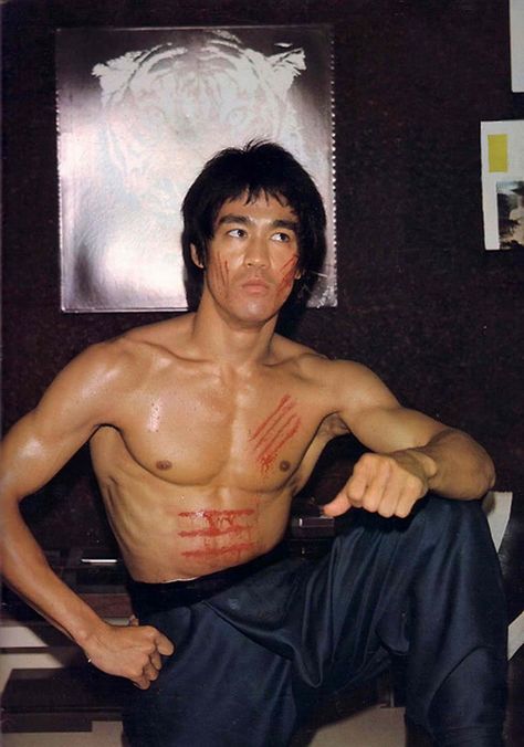 Bruce Lee at his home office after filming his last movie "Enter the Dragon". Bruce Lee Martial Arts, Martial Arts Instructor, Bruce Lee Photos, Jeet Kune Do, Anthony Kiedis, Martial Arts Movies, Brandon Lee, Enter The Dragon, Lauryn Hill