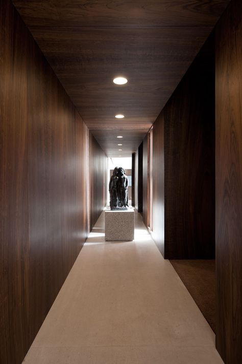 Felipe Hess House Lobby, Design Hall, Hotel Corridor, Corridor Design, Timber Walls, Timber Panelling, Appartement Design, Entry Hallway, Wood Ceilings