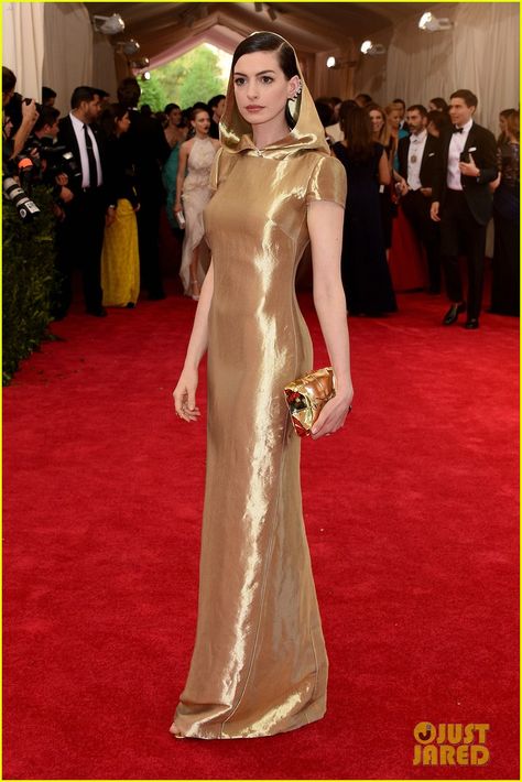 Anne Hathaway in a Ralph Lauren gown, Benedetta Bruzziches clutch, and Repossi jewels. Met Gala Red Carpet, Dress 2015, The Met Gala, Anna Wintour, Costume Institute, Anne Hathaway, On The Red Carpet, Blake Lively, Red Carpet Looks