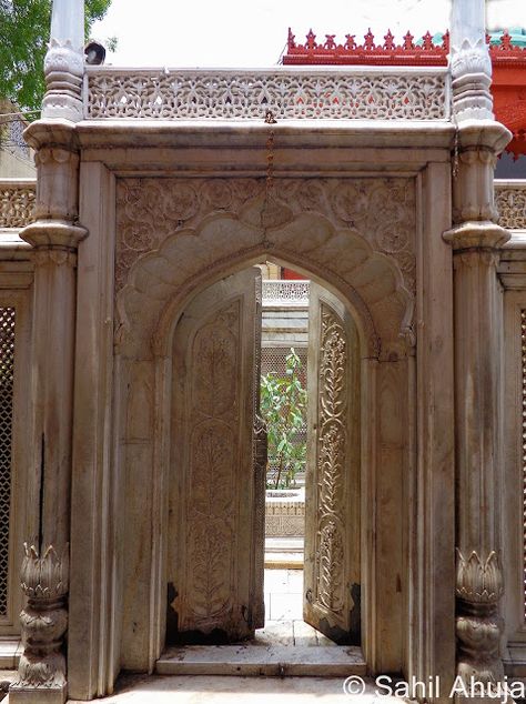 Pixelated Memories: Jahanara Begum's Tomb, New Delhi Jahanara Begum, Mughal Empire Aesthetic, Mukteshwar Temple, Delhi Pics, Tomb Of Jahangir, Mughal Architecture Pakistan, Mughal Monuments, Royal Family Portrait, Red Fort