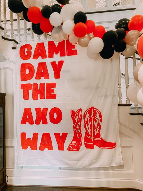 Tailgate Banner Sorority, Gameday Banner Sorority, Sorority Sheet Banners, Game Day Banner Sorority, Game Day Banners Football, Game Day Decor, Frat Banner Ideas, Family Weekend Banner, Banners Sorority