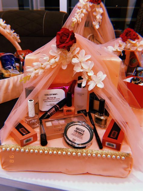 Cosmetics Trousseau Packing, Wedding Trays Decoration Indian Trousseau Packing For Bride, Makeup Hamper Gift Baskets, Makeup Trousseau Packing, Cosmetic Packing Ideas For Wedding, Makeup Packing Ideas For Wedding, Wedding Packing Ideas Indian, Shagun Basket, Makeup Hamper