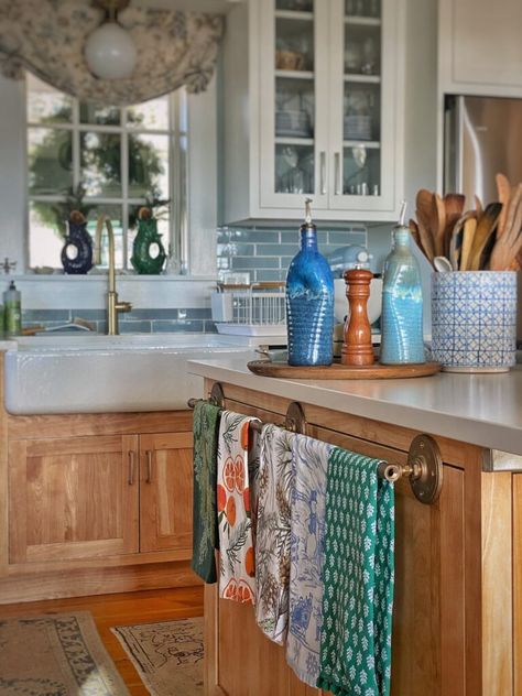 Kitchen New England Style, Maine Aesthetic House, Cozy New England Home, Coastal Maine Homes, Maine Home Decor, Maine Home Interior, Maine Bathroom, Kentucky Farmhouse, Maine Cottage Interiors