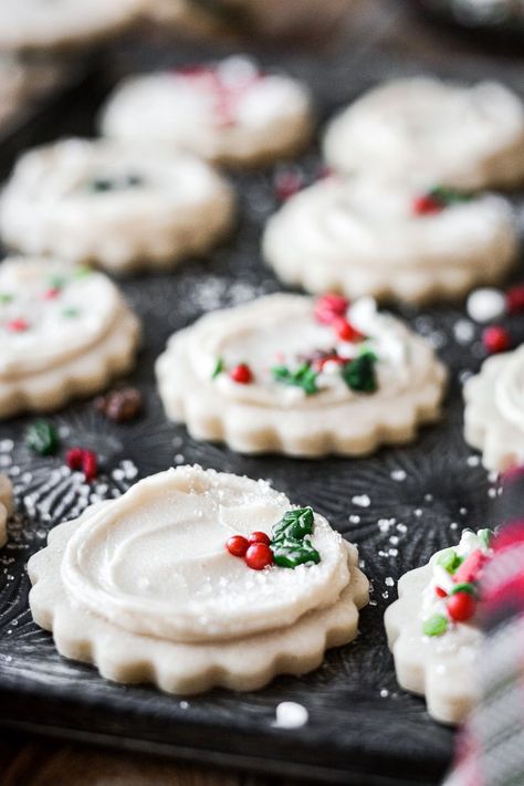 The best, no spread cutout vanilla sugar cookies, frosted with vanilla buttercream and decorated with cute Christmas sprinkles. It just wouldn’t be the holidays without making a batch of frosted Christmas cookies with sprinkles. And you’ll love the soft texture of these cookies, the rich flavor of butter and vanilla, and the festive, holiday sprinkles on top. Christmas Cookies With Sprinkles, Frosted Christmas Cookies, Christmas Cookie Frosting, Cookies With Sprinkles, Christmas Cookie Boxes, Christmas Cutout Cookies, Christmas Cookie Cake, Vanilla Sugar Cookies, Sugar Cookie Royal Icing