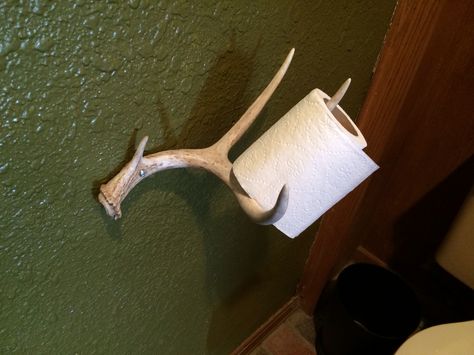 Deer Antler Toilet Paper Holder - Shed, Sheds, Antlers Antler Toilet Paper Holder, Deer Horns Decor, Deer Antler Ideas, Antler Projects, Diy Decoration Ideas, Deer Antler Crafts, Antler Ideas, Deer Antler Decor, Horns Decor