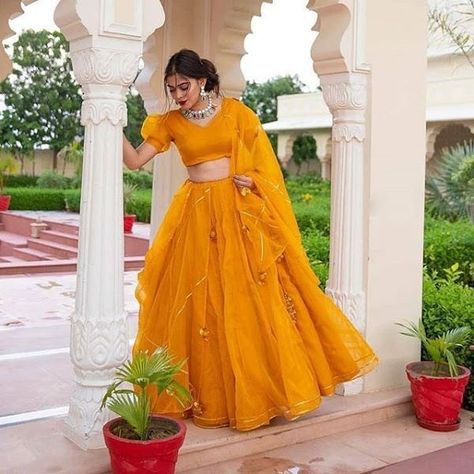 Lahenga Design Organza, Puff Sleeve Blouse Indian Lehenga, Organza Choli Designs, Organza Lengha, Idaho Clothing, Organza Choli, Mehndi Dress For Bride, Womens Ethnic Wear, Haldi Ceremony Outfit