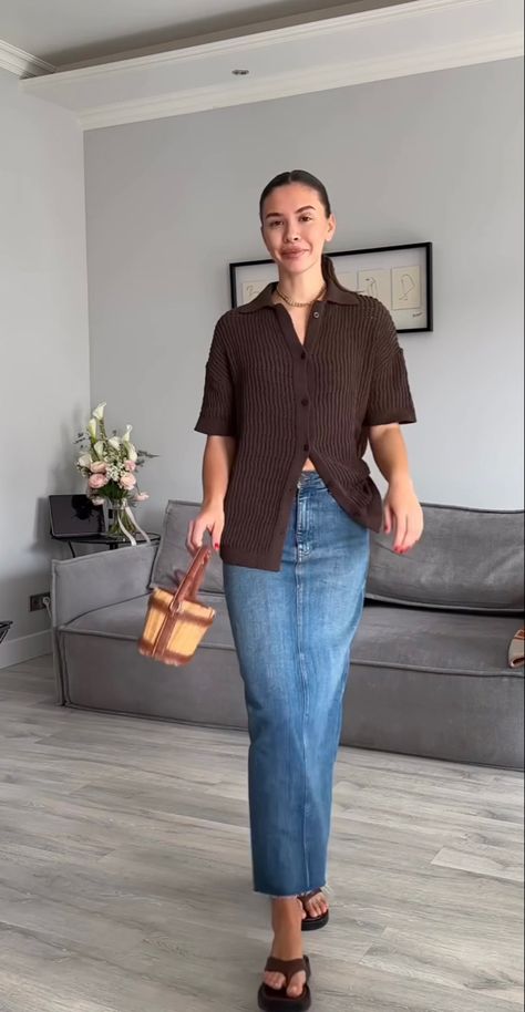 Classy Minimalist Outfits, Mid Length Denim Skirt, Denim Skirt Outfit Fall, Denim Skirt Outfit, Skirt Outfit Fall, Skirt Ideas, Smart Casual Women, Wardrobe Fashion, Famous Youtubers