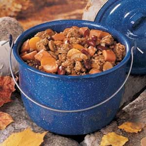 Chuckwagon Chili..... i'll eat it Chuck Wagon Chili Recipe, Chuck Wagon Beans, Beef Chili Recipes, Chuck Wagon Chili, Beans With Sausage, Homemade Turkey Soup, Ground Beef Chili, Condensed Tomato Soup, Chili Ingredients