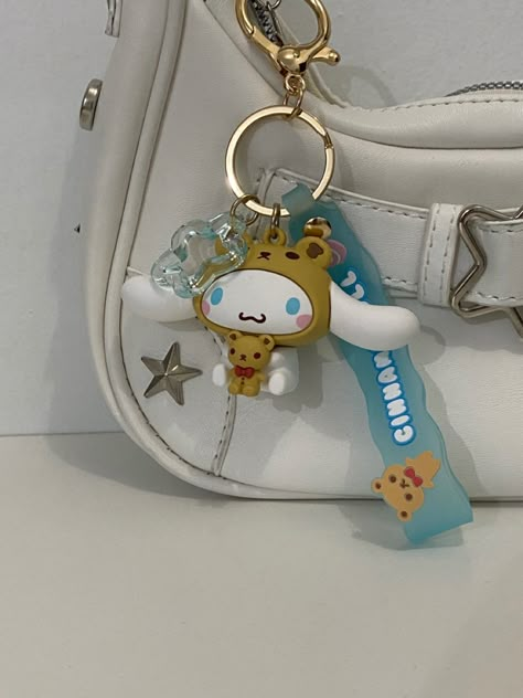 Cinnamon Roll Sanrio Merch, Cinnamon Roll Aesthetic Sanrio, Cinamoroll Keychain, Cinnamonroll Aesthetic, Cinamonroll Sanrio, Collectors Room Ideas, Cinnamon Roll Sanrio, Emo Accessories, Hello Kitty Imagenes