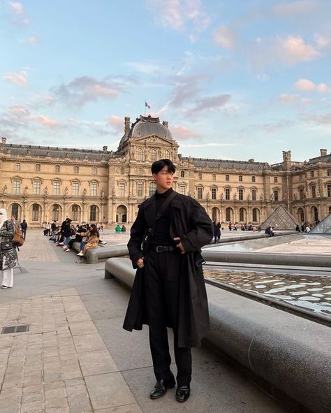 Paris Aesthetic Men, Dark Academia Boy, Paris Aesthetic Fashion, Paris Fall Outfits, All Black Fits, Dark Academia Men, Men Fashion Aesthetic, Masculine Clothing, France Outfits