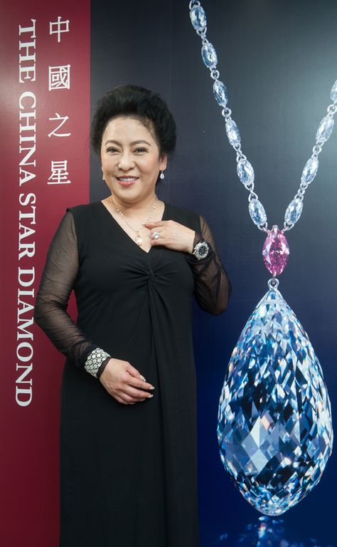 the china star diamond | Tiffany Chen poses by a picture of the 75-carat Star of China diamond ... Glam Sunglasses, Briolette Diamond, Expensive Necklaces, Briolette Necklace, Magnificent Jewels, Expensive Diamond, Jewels Rings, Royal Jewels, Crown Jewels