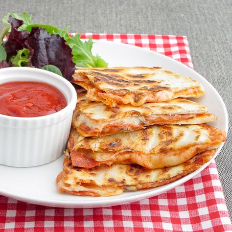 Pizza Quesadilllas! Great idea and so easy! less calories then regular pizza Pepperoni Pizza Quesadillas, Pizza Quesadillas, Pizza Pepperoni, Lake Ideas, Crescent Roll, God Mat, Think Food, Idee Pasto Sano, Party Foods