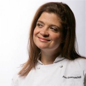 Alex Guarnaschelli Biography - Affair, Divorce, Ethnicity, Nationality, Salary, Net Worth, Height | Who is Alex Guarnaschelli? Alex Guarnaschelli is an American celebrity chef and executive chef at New York City's Butter restaurant. She has appeared as a Clean Glass Cooktop, Celebrity Chef Recipes, Alex Guarnaschelli, Female Comedians, Food Network Chefs, Food Network Star, Iron Chef, Alex G, Celebrity Chef