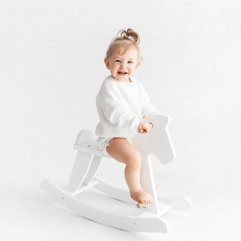 Minimalist Birthday Photoshoot, Toddler Photoshoot Indoor, Studio Mini Sessions, Cake Smash Inspiration, Baby Fair, Toddler Photoshoot, Lifestyle Newborn Photos, Sitter Sessions, Baby Milestone Photos