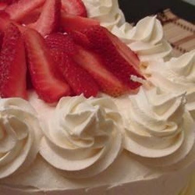 Cream Cheese Cool Whip Frosting @keyingredient #cheese #dessert #pie #chocolate #cheesecake #cake Cool Whip Cake, Whip Frosting, Cool Whip Frosting, Pudding Frosting, Coconut Dessert, Whipped Frosting, Icing Recipes, Brownie Desserts, White Frosting