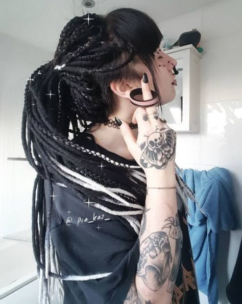 @pia_kaz_ rocking her custom made KatinkaDreads :)! Follow us on Instagram: @katinka_dreads White Girl Dreads, Labret Vertical, Dreadlocks Girl, Scene Girl, Beautiful Dreadlocks, Face Piercings, Hippie Hair, Synthetic Dreads, Peinados Fáciles Para Cabello Corto