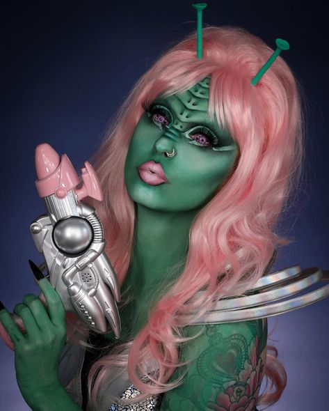 27 Makeup Ideas for Halloween: Easy, Cool, and Spooky Looks for Men, Women, and Kids 31 Days Halloween Makeup, Halloween Costumes Body Painting, Unique Alien Costume, Teal Alien Makeup, Unique Halloween Makeup Looks, Womens Alien Makeup, Alien Makeup Green, Alien Face Makeup, Costume With Pink Hair