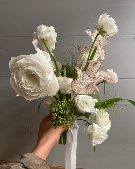 One of my favorite all time downtown elopement bouquets. Modern, minimalist, upscale & a little unique. Abstract Bridal Bouquet, Minimalist Bouquet, Downtown Elopement, Modern Bridal Bouquets, Modern Bouquet, Modern Bridal, Minimal Modern, Color Palettes, Bridal Bouquet