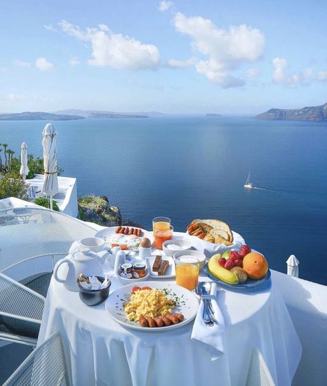 Santorini Greece Greek Breakfast, Santorini House, Greece Food, Summer Breakfast, Blueberry Lemon Cake, Brunch Table, Luxury Food, Beauty Places, Dream Vacations Destinations