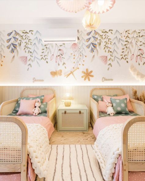 Room Sharing Ideas Sibling, Small Girls Bedrooms, Twin Girl Bedrooms, Shared Girls Room, Sister Room, Toddler Bedroom Girl, Toddler Girl Room, Kids Bedroom Inspiration, Kids Interior Room