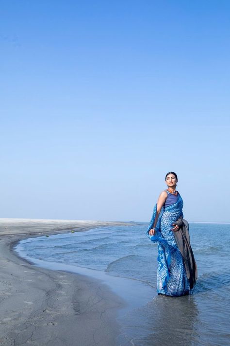 Beach Pictures Poses Saree, Beach Saree Photoshoot, Bengali Attire, Beach Saree, Saree Photography, Bengali Fashion, Summer Beach Pictures, Travel Influencer, Boyish Outfits