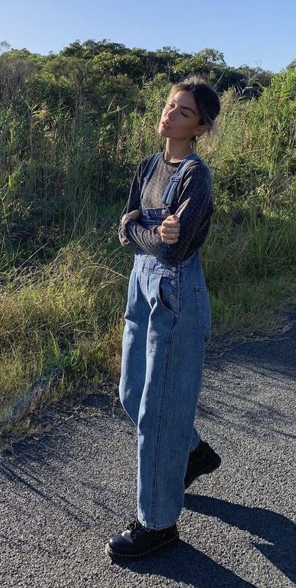 Outfit Ideas Dungarees, Overalls And Docs Outfit, Docs And Overalls, Fall Dungaree Outfits, Autumn Dungarees Outfit, Spring Outfits Overalls, Overall Autumn Outfit, Overalls Outfit Autumn, Autumn Granola Outfits