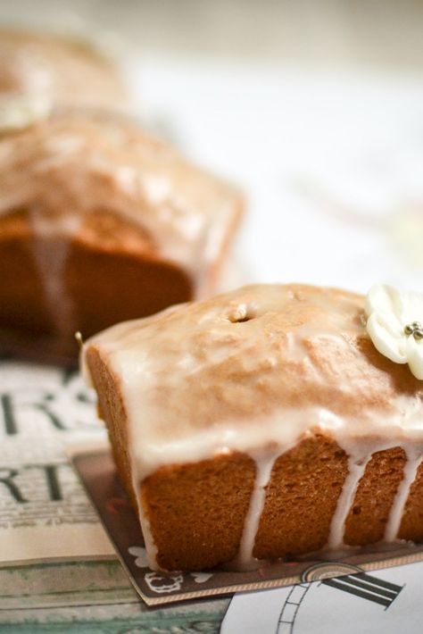 These Earl Grey mini loaf cakes are just the thing for an afternoon tea, topped… Basic Buttercream Recipe, Mini Loafs, Lemon Loaf Cake Recipe, Bread Loafs, Mini Loaf Cakes, Mini Baking, Lemon Loaf Cake, Loaf Cake Recipes, Afternoon Tea Recipes