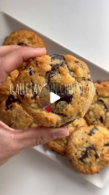 Laura Álvarez | Recetas keto 👩🏻‍🍳 on Instagram: "GALLETAS CON CHOCOLATE 🍫🍪 Si te gustan las galletas de chocolate tienes que probar estas si o si!!! Si te ha gustado dale ❤️ y sígueme para más recetas   INGREDIENTES ⬇️ 105gr. harina de almendras  1 huevo 🥚  50gr. mantequilla  2cdas. eritritol  1cdita. levadura Aroma de vainilla  Chips de chocolate de @delizketo   👩🏻‍🍳 Derrite la mantequilla. Mezcla muy bien todos los ingredientes. Añade las chips de chocolate. Con un cuchara ve dándoles forma sobre el papel de hornear. Mételas en el horno a 180º 10-12 minutos y listo!!!!  A disfrutar 🩷🩷🩷 #keto #recetasketo #sinharina #singluten #receta #recipe #receitas #like #follow #cookies" Galletas Keto, Recetas Keto, Keto Cookies, Sin Gluten, Dessert Recipes, Cafe