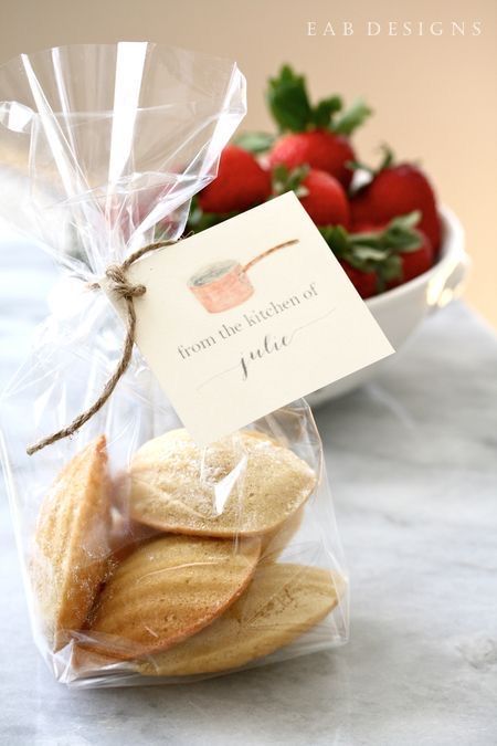 Madeleine Packaging Ideas, Madeleines Packaging, Baking Packaging Ideas, Madeleine Packaging, Bakery Packaging Ideas, Dessert Packaging Design, Food Gifts Packaging, Madeline Cookies, Bake Sale Packaging