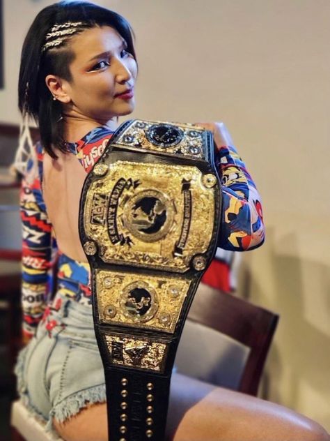 Wrestling Photography, Hikaru Shida, Japanese Wrestling, Wwe Female Wrestlers, Wrestling Divas, Women's Wrestling, Wwe Womens, Professional Wrestler, Female Wrestlers