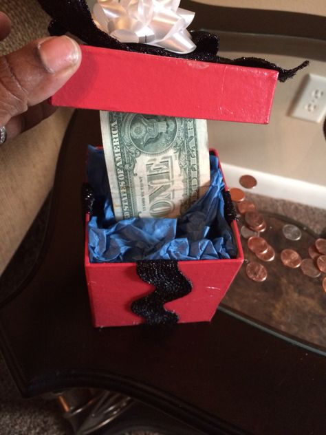 Surprise gift box money roll. Pull top a line full of money keep coming Money Roll, Money Creation, Surprise Gift Box, Money Cake, Money Gifts, Surprise Box Gift, Christmas Money, Money Gift, Money Box