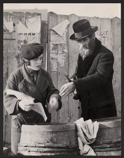 Roman Vishniac, Jewish Stuff, The Magnificent Seven, Fiddler On The Roof, Jewish Heritage, Dark Times, Jewish Culture, Vintage Portrait, Jewish History