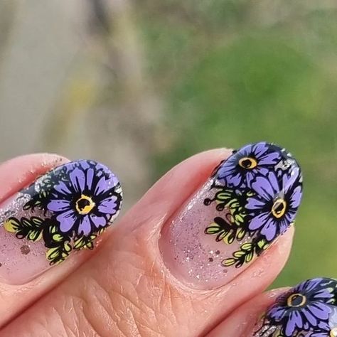 Annemieke on Instagram: "Purple flowers.

Inspiration: @mygryclaws (post June 25th 2022)

Products used:
@cirquecolors Lavender Sky
@annycosmetics Blush Sensation 456
@clearjellystamper 017; 156; 193
@linanailartsupplies plate: Let's doodle! 03

#mynailsdesign #homemadenailart #athomemani #nailartathome #noboringnails #nailsofinstagram  #shortnailart #naturalnails #stampednails
#nailart #nailstamping #nailartstamping #stampingnailart #happynails #flowermani #springnails #ilovenailartstamping #reversestamping" Lavender Sky, Nail Art At Home, Happy Nails, Short Nails Art, Stamping Nail Art, Nail Stamping, Natural Nails, Spring Nails, Purple Flowers