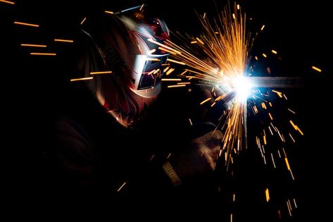 Male welder in a mask performing metal w... | Premium Photo #Freepik #photo #welding #safety-gloves #industrial-safety #safety-equipment Electric Welding Machine, Auto Darkening Welding Helmet, Electric Welding, Welding Technology, Spot Welder, Welding Wire, Welding And Fabrication, Welding Helmet, Welding Rods